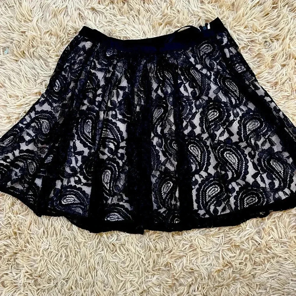 Lace mini.